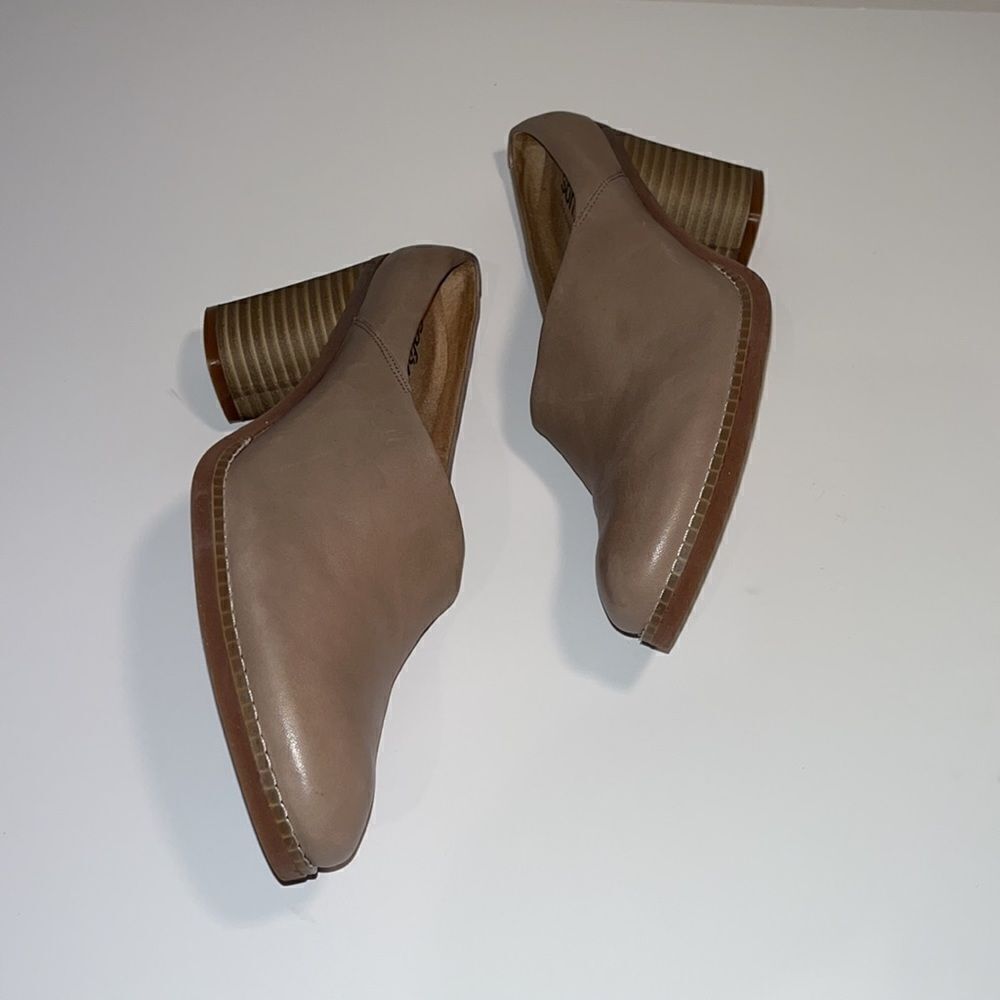 Vintage Nwot Softwalk tan leather 3” heel mules/ clogs - Picture 3 of 6